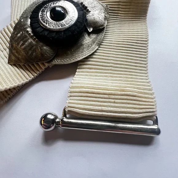 Vintage eggshell and etched silver/black fashion belt. - Picture 7 of 15